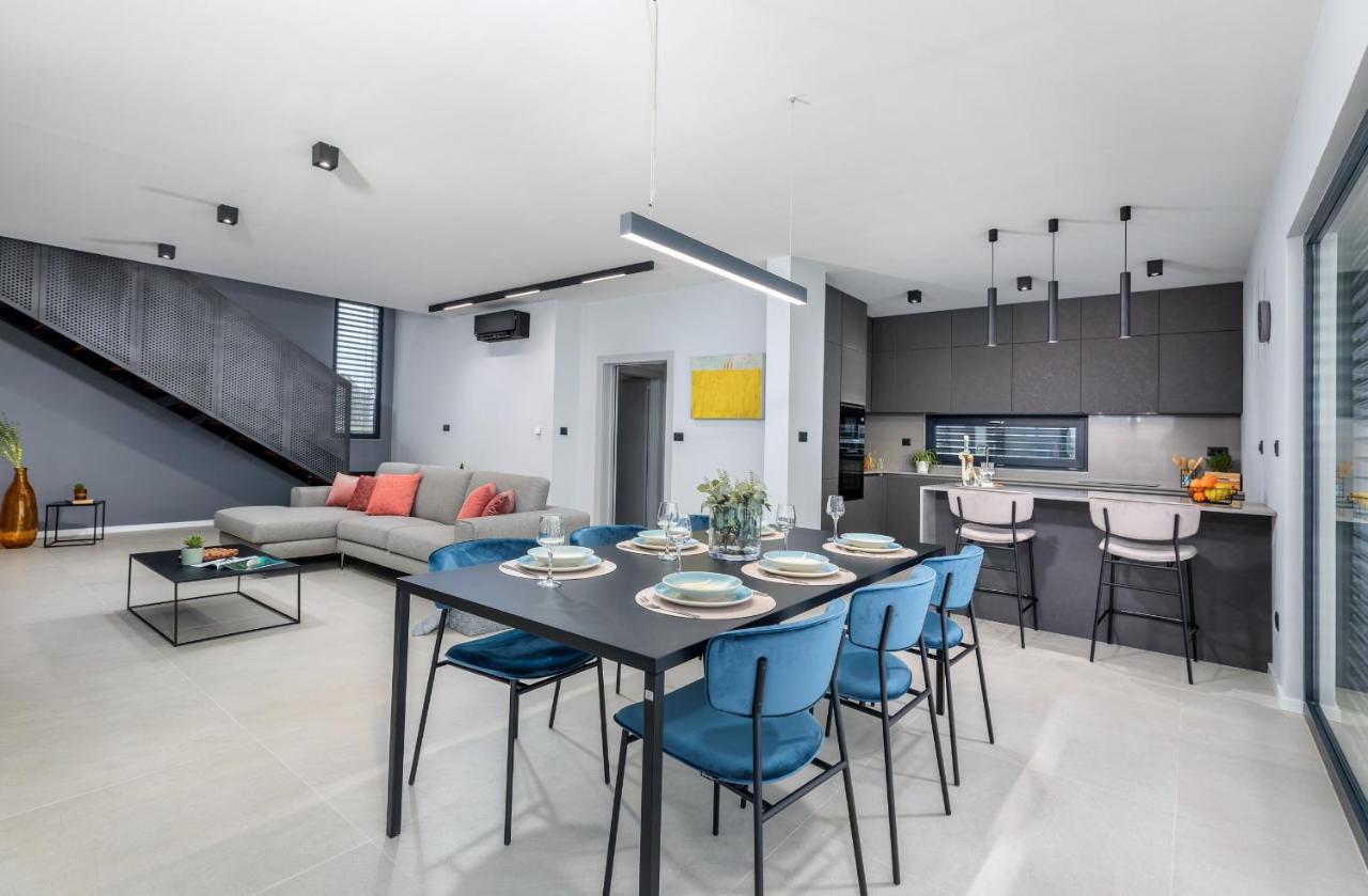 Amazing Private Villa With Outdoor Swimming Pool In วอดิยัน ภายนอก รูปภาพ